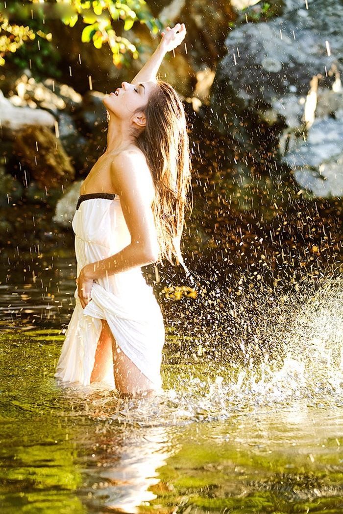 Marie Avgeropoulos in Padang