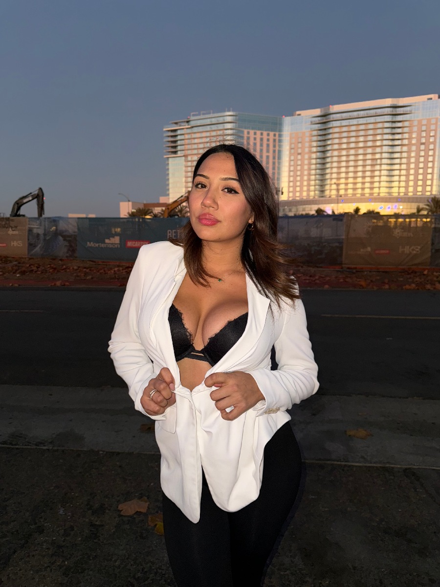 Take a pause and enjoy Ali Cruz — streaming from Padang