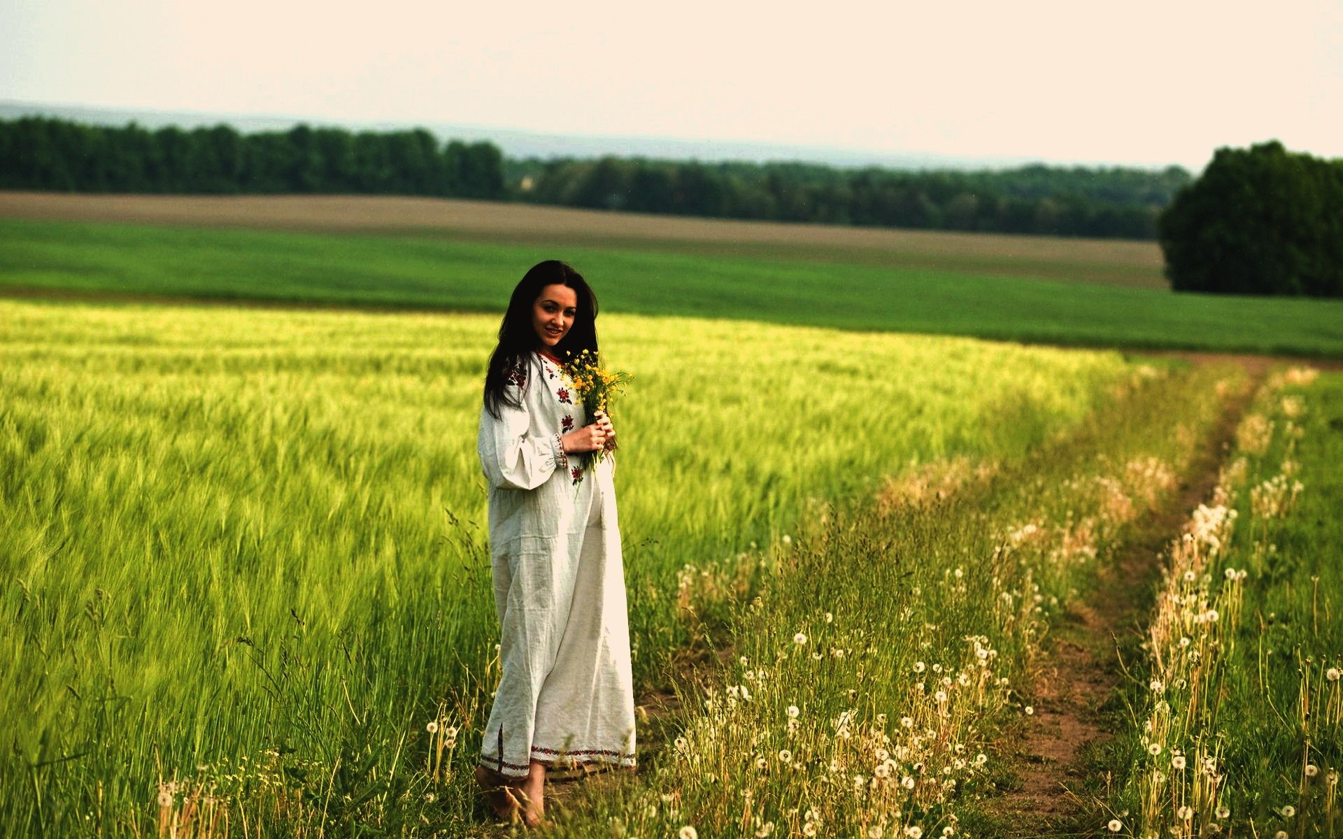 Women in Slavic costumes in Padang