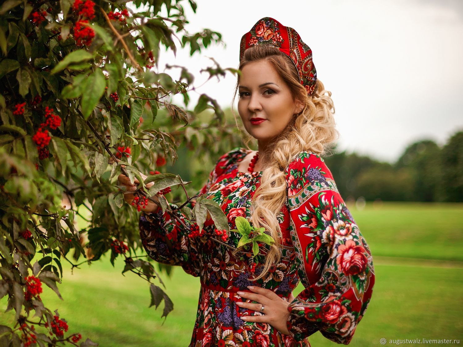 Women in Slavic costumes in Padang