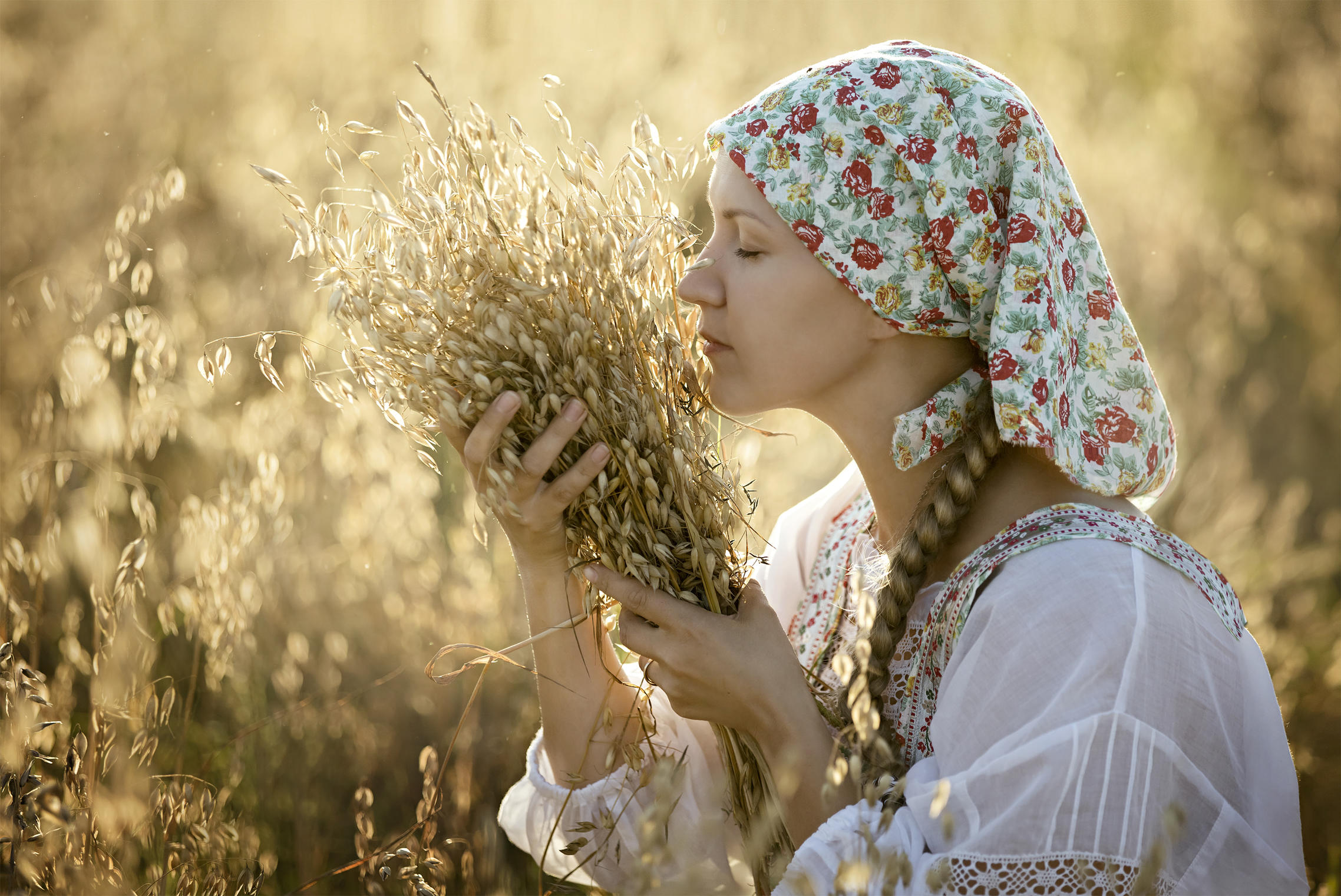 Photo Women in Slavic costumes in Padang