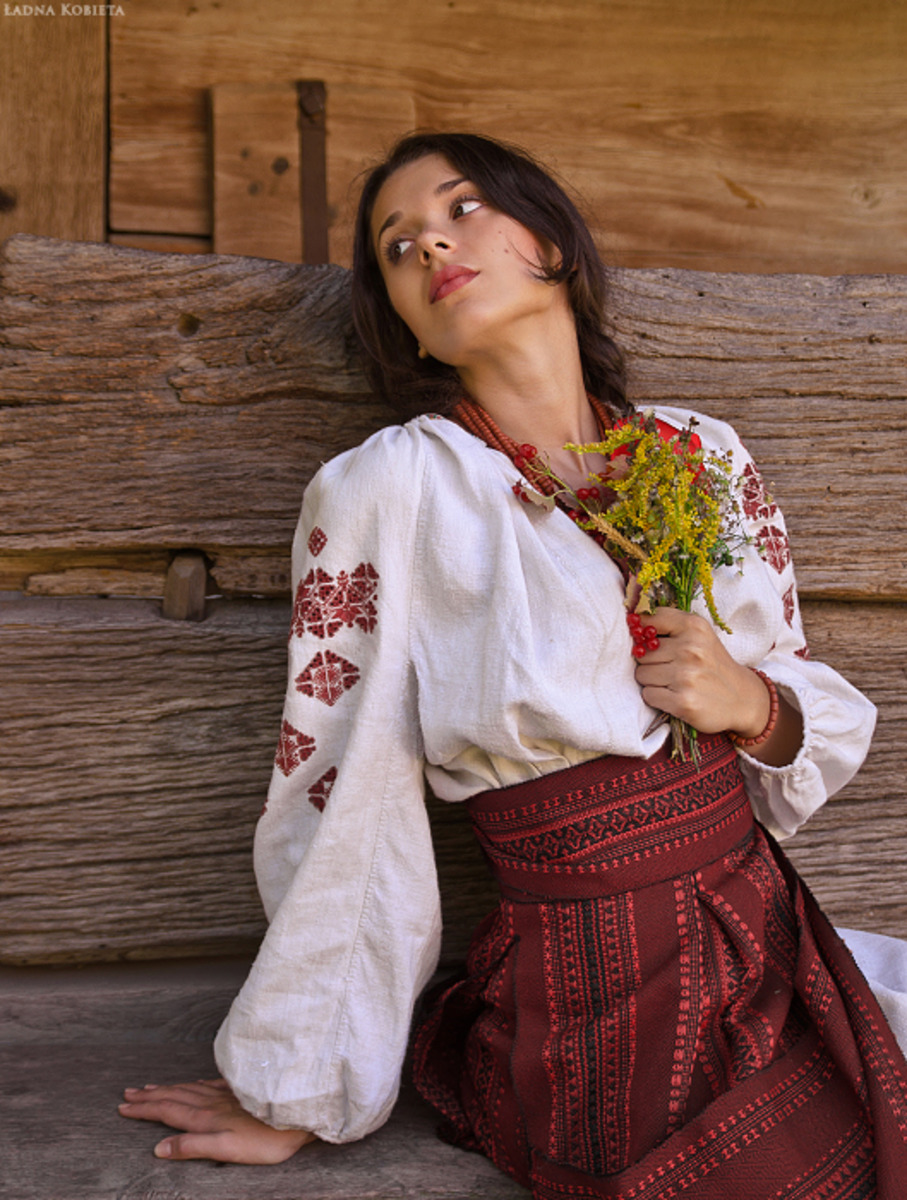 Girls in Slavic costumes in Padang