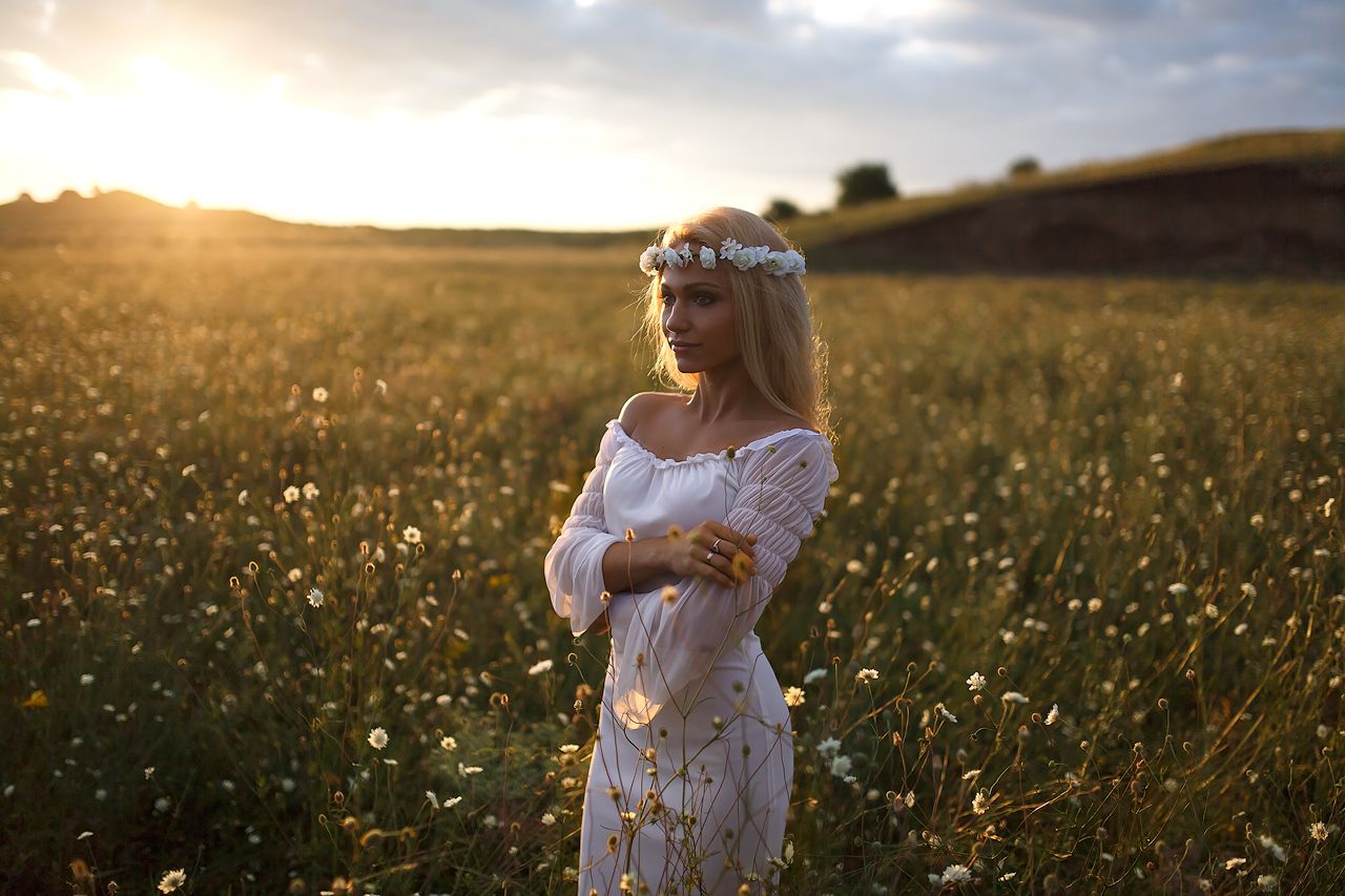Girls in Slavic costumes in Padang