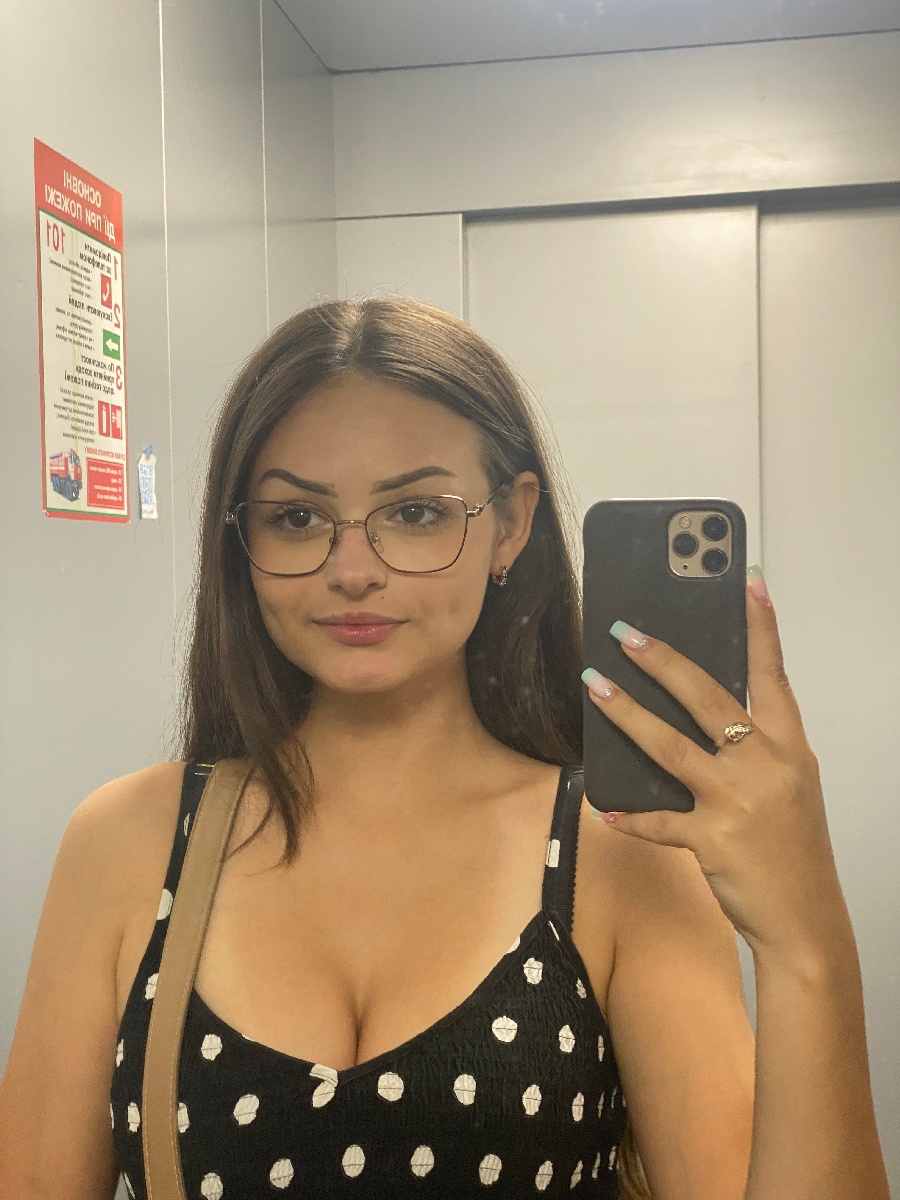 Sexy model Stacy in Padang