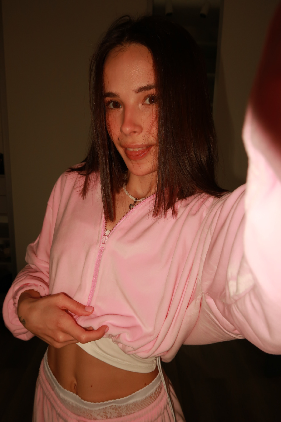 Tina brings the glow — live moments in Padang