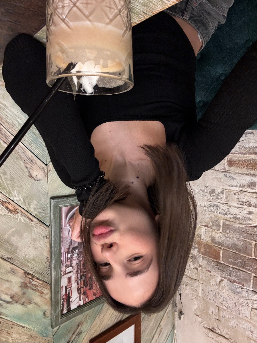 Fresh photos, fresh mood — Tina online in Padang